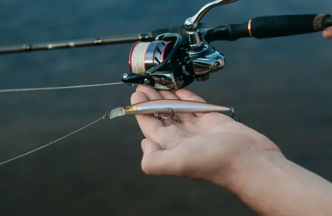 How to Put Fishing Line on a Closed roll